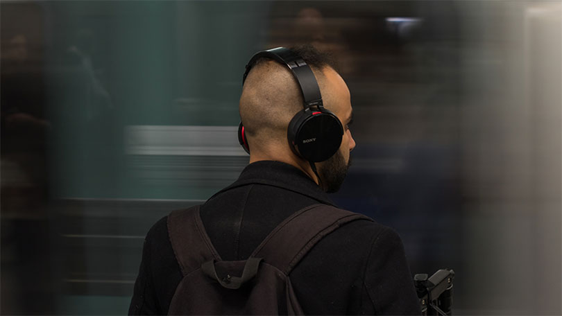 Un hombre con auriculares