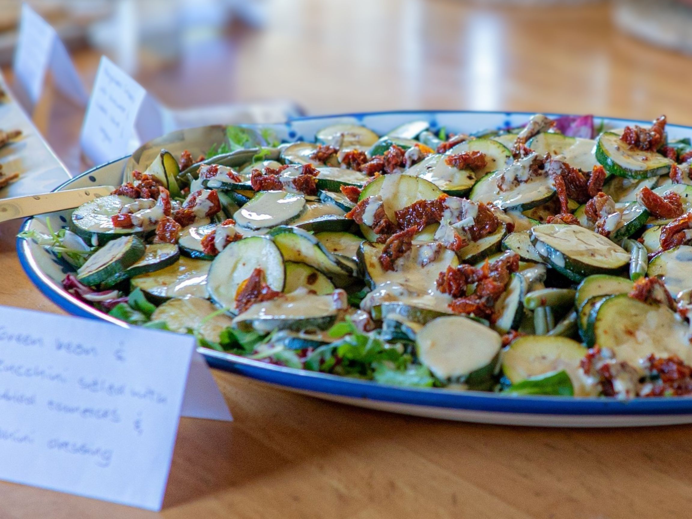 Ensalada de calabacín y judías verdes con aliño de tahini